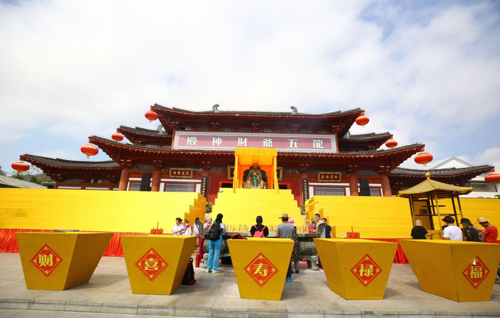 2月8日，工作人員在三亞南山迎財神廟會活動準備就緒。