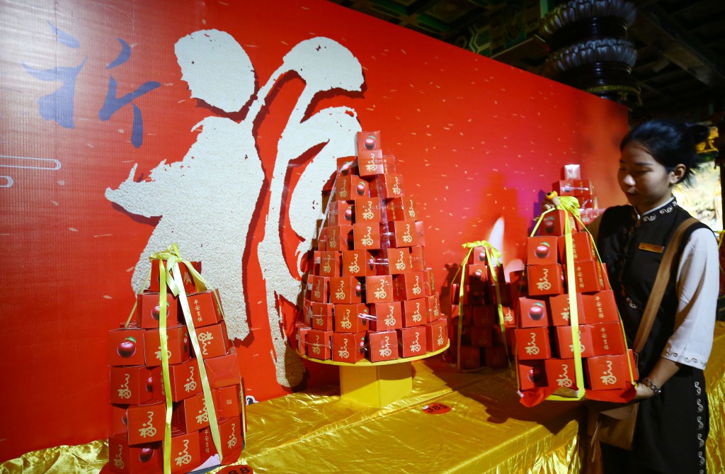 2月8日，工作人員在三亞南山迎財神廟會活動中準備擺放水果。