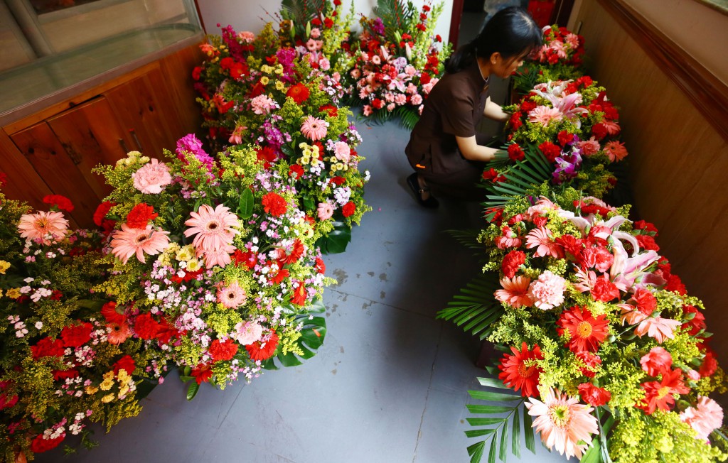 2月8日，工作人員在三亞南山迎財神廟會活動中準備鮮花。