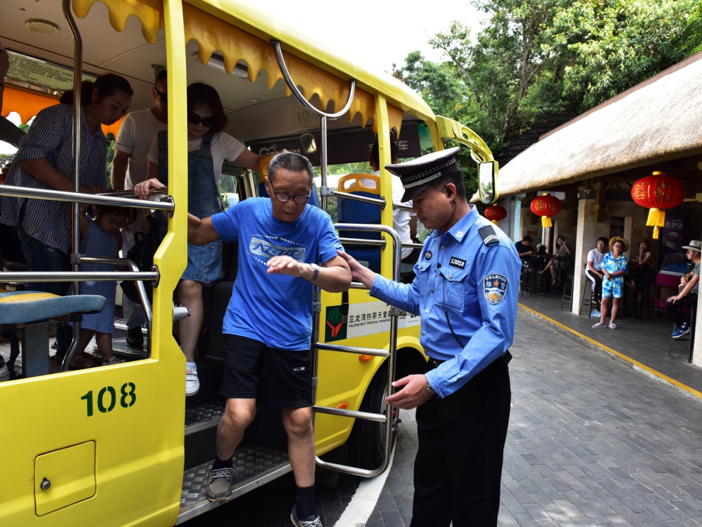 2月9日年初五，春節黃金周期間，三亞亞龍灣熱帶天堂森林旅游區員工堅守在工作崗位上，熱情地為前來三亞旅游過年的中外游客服務。（黃慶優攝）