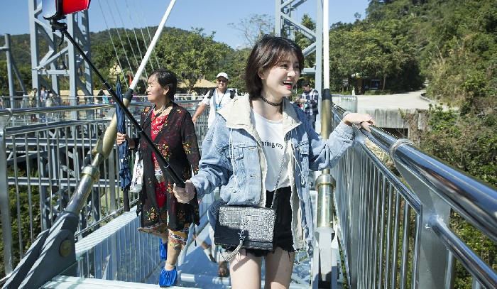 游客體驗玻璃觀景平臺 游客體驗玻璃觀景平臺