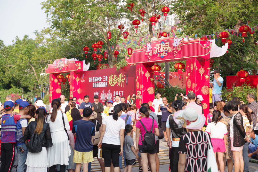 市民游客在龍抬頭記憶圖片展現場4