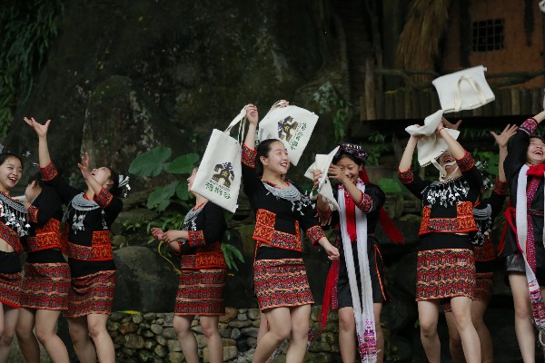 7.“3.8國(guó)際婦女節(jié)”前夕 檳榔谷為女員工送祝福（韋敬宇攝）