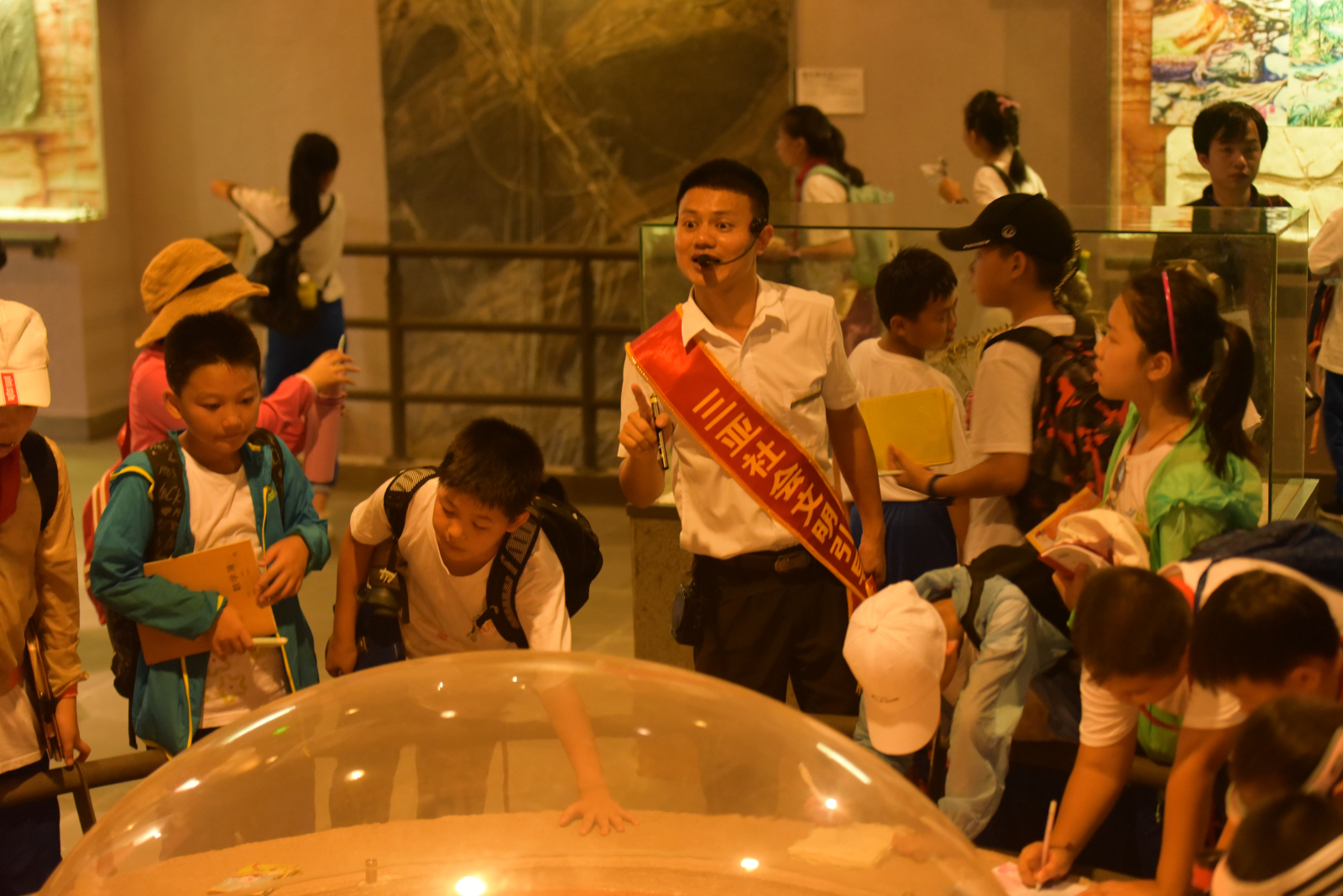 學生們認真聆聽博物館講解 學生們認真聆聽博物館講解