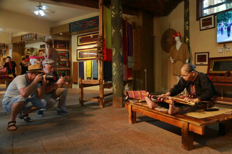 2、俄羅斯列賓美院師生到檳榔谷采風 2、俄羅斯列賓美院師生到檳榔谷采風