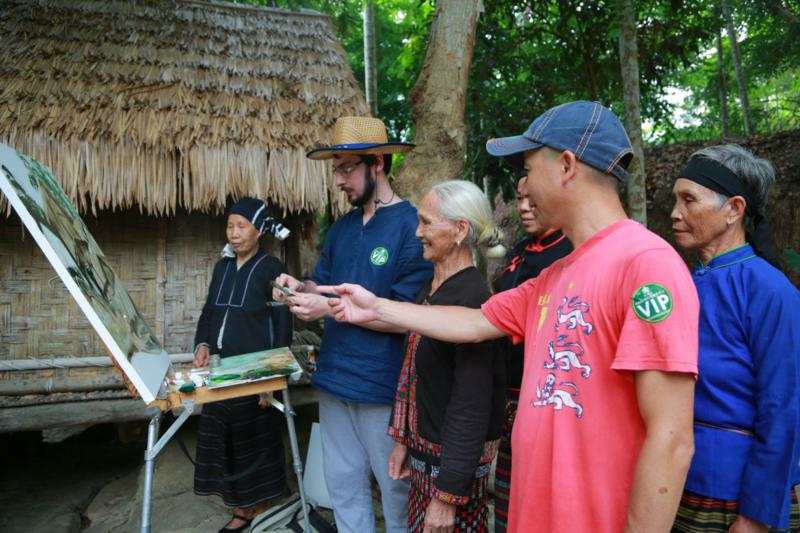 7、黎族老人欣賞俄羅斯列賓美院師生創作作品