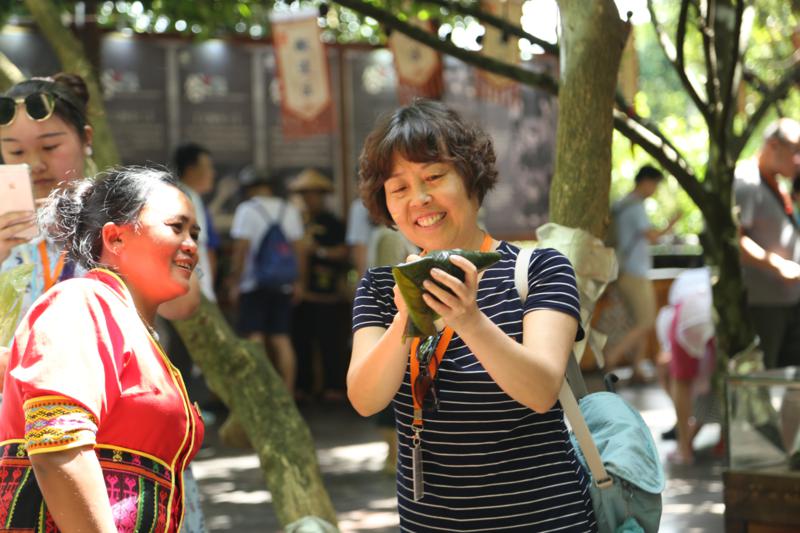 9、游客分享包粽子的喜悅之情(1)