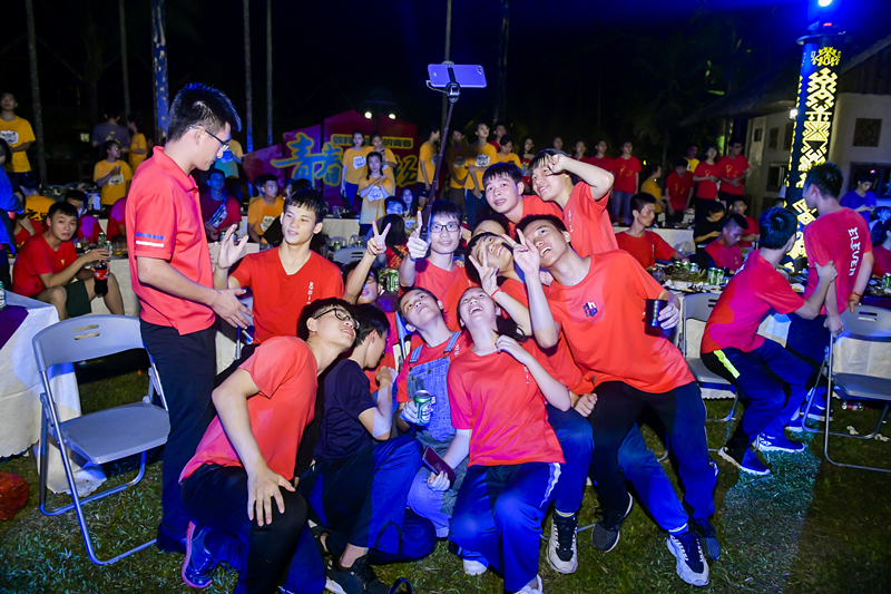 9、同學們在畢業晚會現場開心自拍