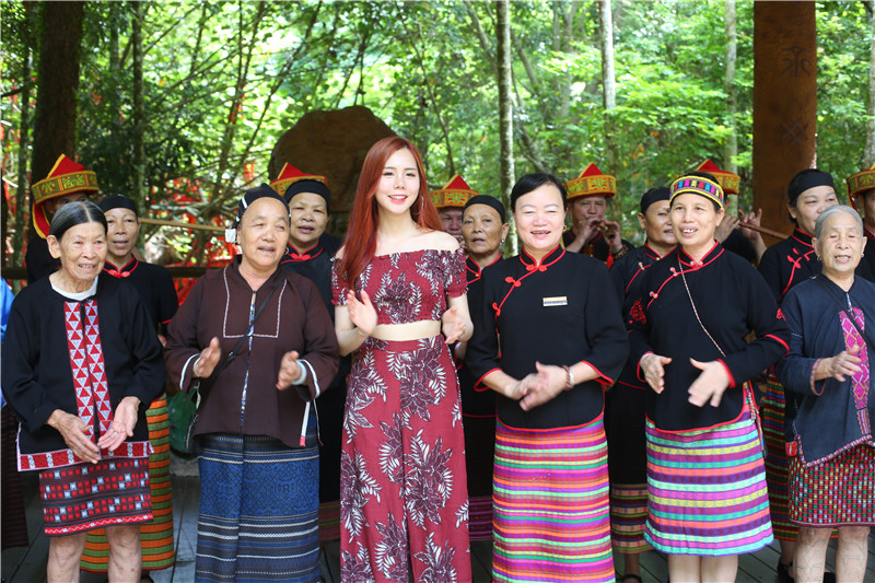 4、馬來西亞網紅Serene Khoo Lik Yen與阿婆深情演唱海南經典民歌《久久不見久久見》