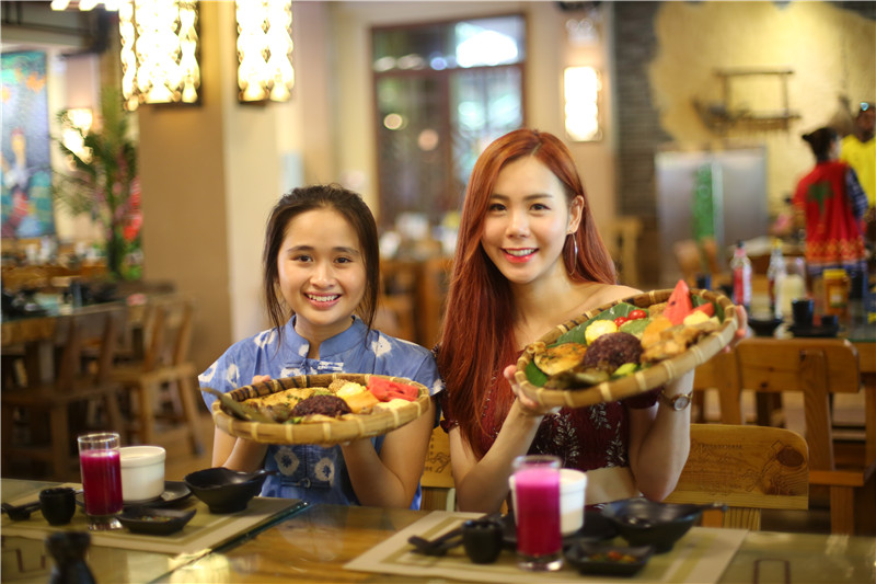 11、馬來西亞、印度尼西亞網紅推薦黎族特色美食“簸箕餐”