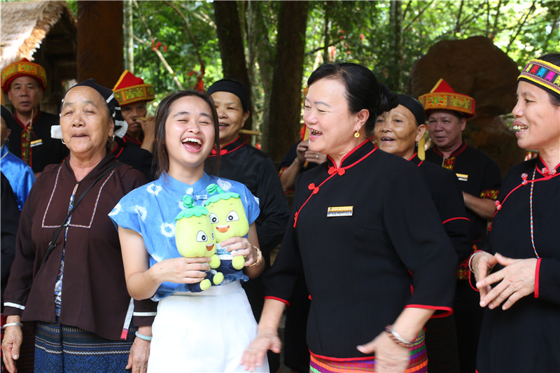 5、印度尼西亞網紅gritteagathaa與阿婆深情演唱海南經典民歌《久久不見久久見》