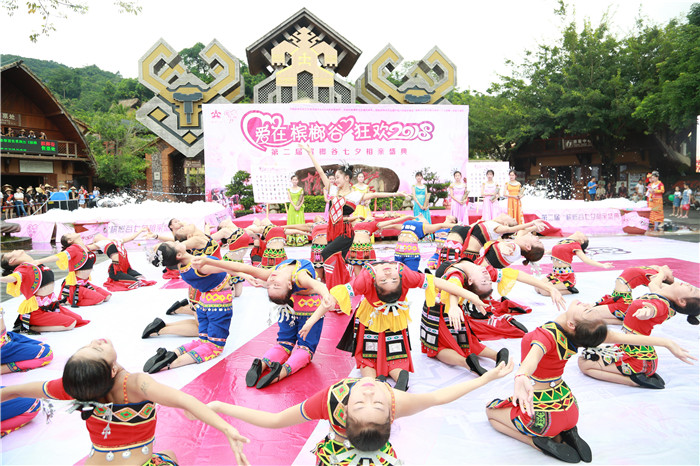 1、往屆七夕相親盛典開幕式,現場熱烈歡快的舞蹈 1、往屆七夕相親盛典開幕式,現場熱烈歡快的舞蹈