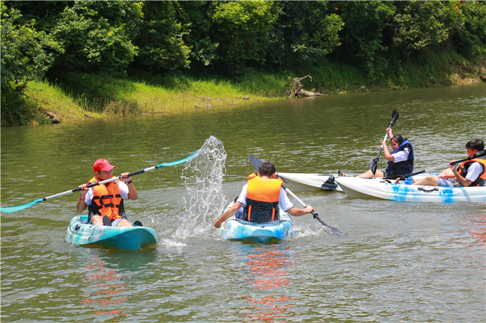4、柬埔寨華裔青少年走進(jìn)檳榔谷 “中國(guó)尋根之旅”探尋黎苗風(fēng)情