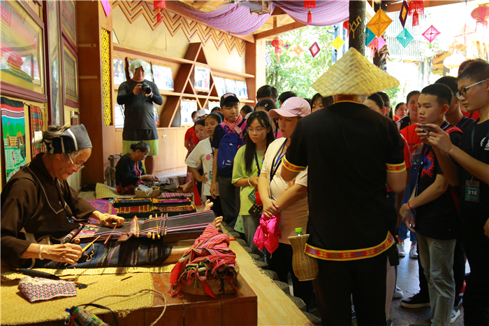 6、柬埔寨華裔青少年走進(jìn)檳榔谷 “中國(guó)尋根之旅”探尋黎苗風(fēng)情