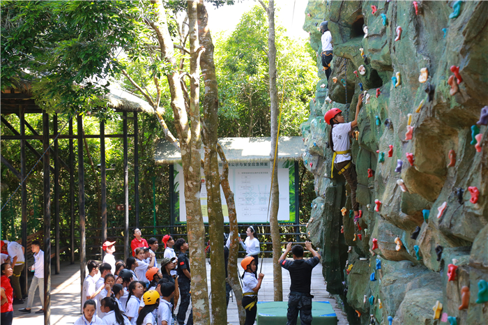 2、柬埔寨華裔青少年走進(jìn)檳榔谷 “中國(guó)尋根之旅”探尋黎苗風(fēng)情