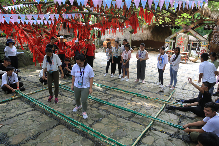 11、柬埔寨華裔青少年走進(jìn)檳榔谷 “中國(guó)尋根之旅”探尋黎苗風(fēng)情