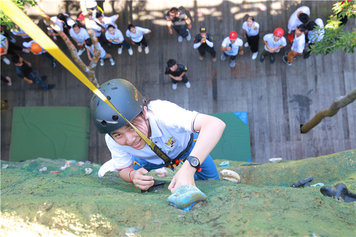 3、柬埔寨華裔青少年走進(jìn)檳榔谷 “中國(guó)尋根之旅”探尋黎苗風(fēng)情