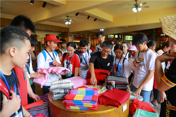 7、柬埔寨華裔青少年走進(jìn)檳榔谷 “中國(guó)尋根之旅”探尋黎苗風(fēng)情