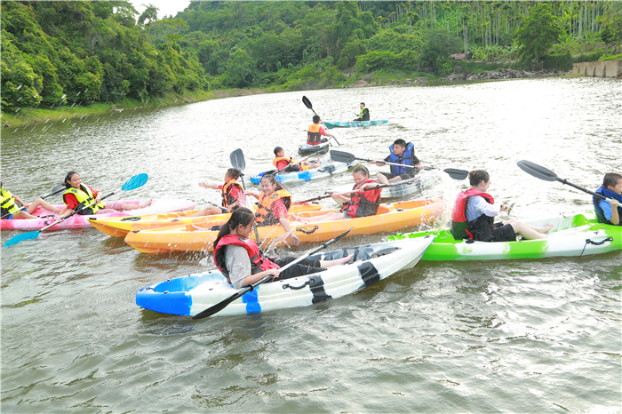 2、“少年演講家”玩轉檳榔谷 蕩槳飛歌“悠黎客”