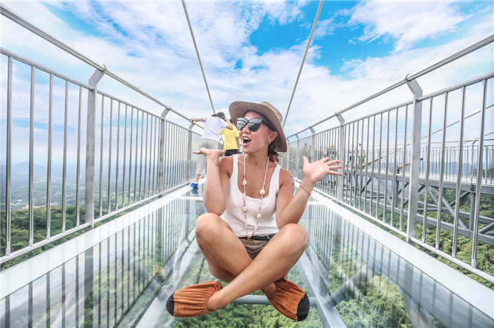 小圖：哈薩克斯坦游客挑戰(zhàn)哇哎嚕玻璃觀景平臺