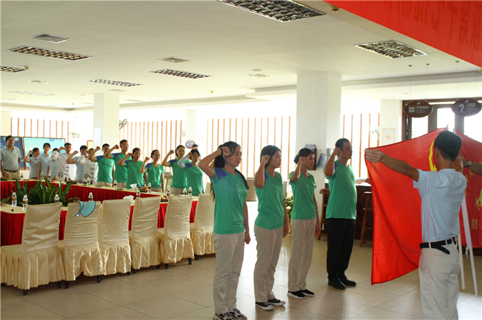 支教隊(duì)員們面向黨旗、隊(duì)旗宣誓