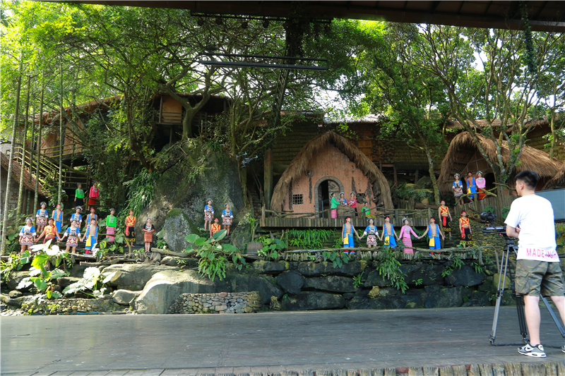 7、央視在檳榔谷錄制《我和我的祖國(guó)》56個(gè)民族同唱一首歌