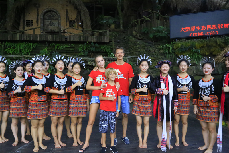 6、白俄羅斯旅游達人與黎家阿妹親切合影