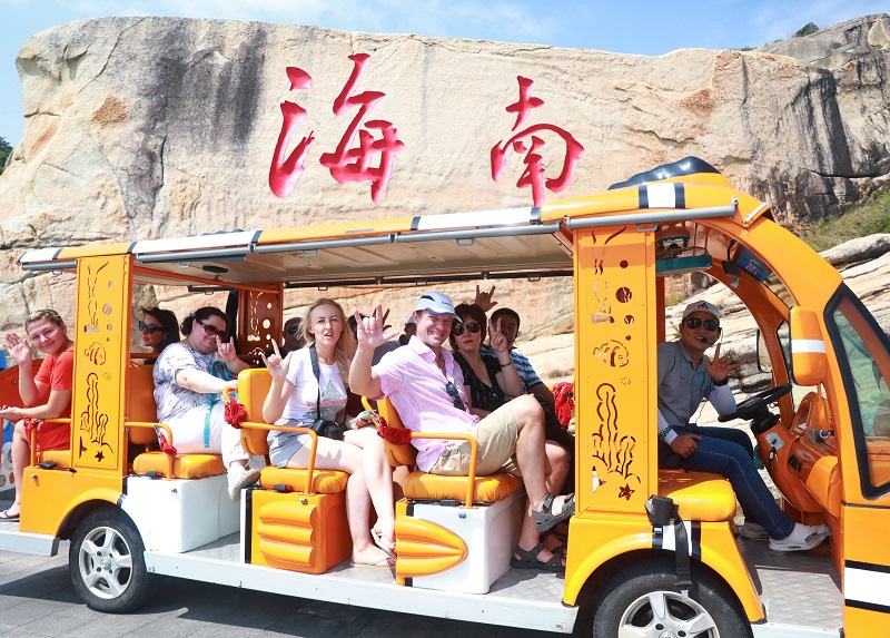 3、考察團一路欣賞“石里畫廊”風光