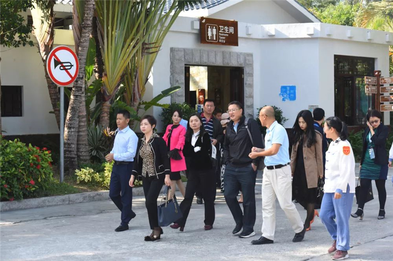 專家團一行考察標識導向系統