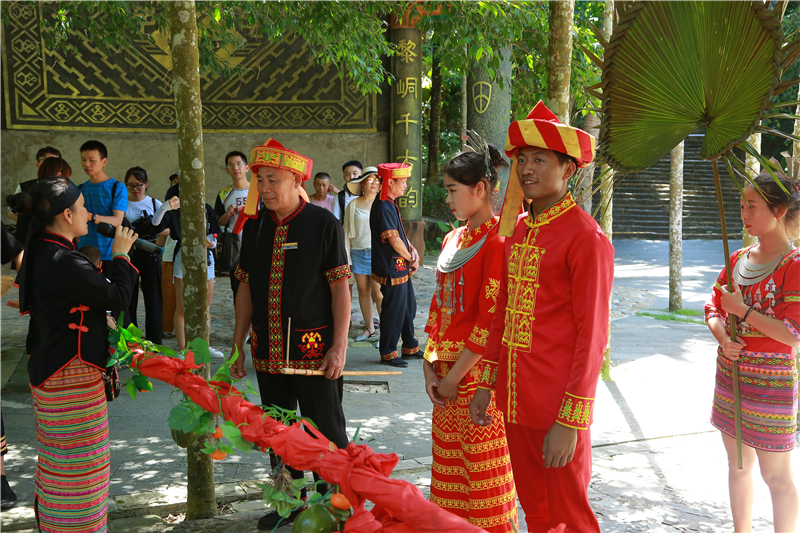 5、檳榔谷“賀歲套餐”繽紛多彩 黎苗文化+科幻元素體驗樂趣多