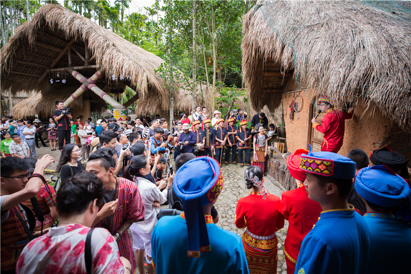2、以民族文化為底蘊，展示黎族原汁原味的傳統婚禮習俗，充滿民族韻味的文化體驗吸引了國內外游客的喜愛。