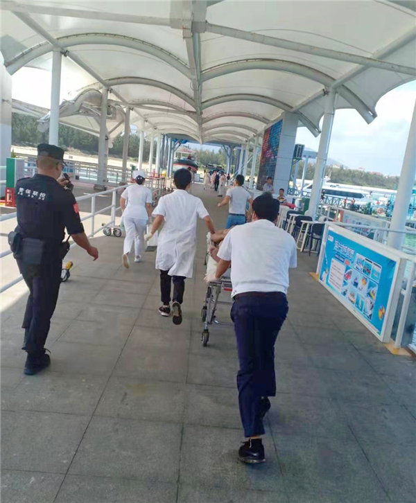 2、爭分奪秒，不到20分鐘完成了一場“生死時速”的水上救援