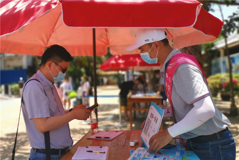 游客進(jìn)行健康碼驗證