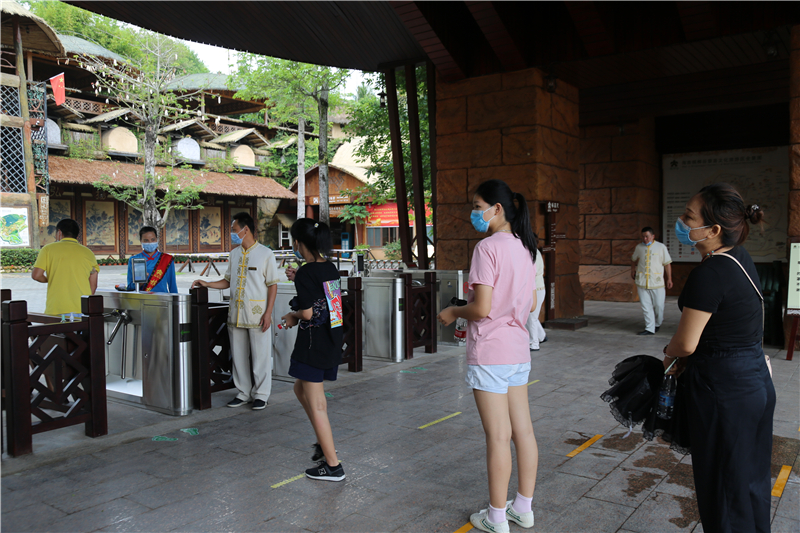 2、游客有序排隊入園