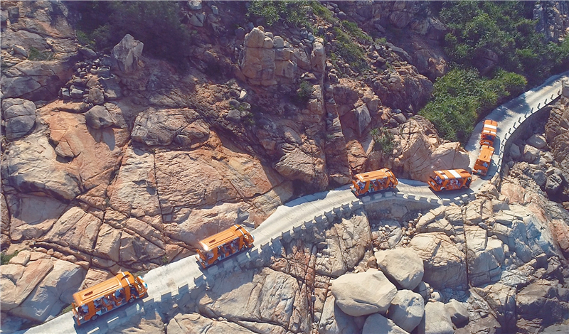 新人們乘坐電瓶車環(huán)島觀光（2）