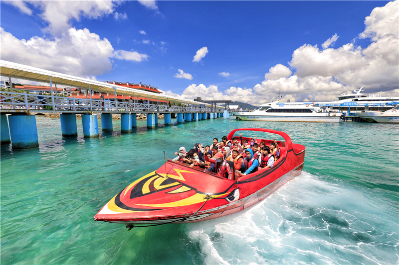 游客體驗“動感飛艇”項目