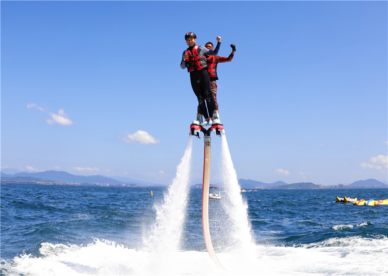 游客體驗(yàn)水上飛人