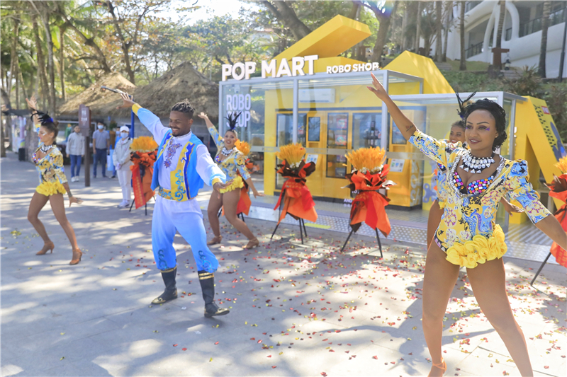 4、外籍舞者為現場游客帶來精彩表演 4、外籍舞者為現場游客帶來精彩表演