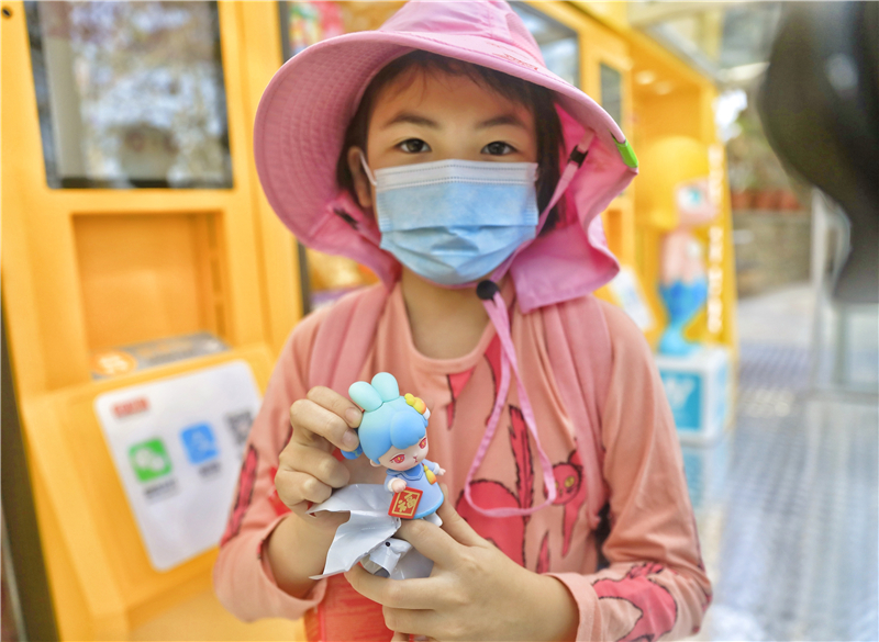 7、小朋友幸運獲“新年版”泡泡瑪特手辦 7、小朋友幸運獲“新年版”泡泡瑪特手辦