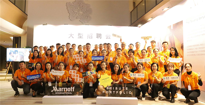 圖1 酒店總經(jīng)理沈胚明先生率酒店籌備團(tuán)隊投入招聘會現(xiàn)場 圖1 酒店總經(jīng)理沈胚明先生率酒店籌備團(tuán)隊投入招聘會現(xiàn)場