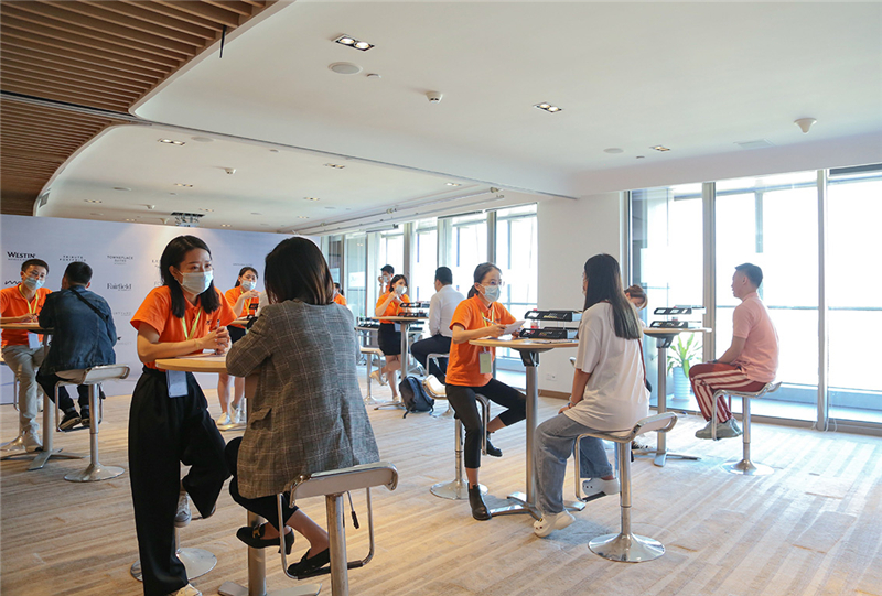 圖2 酒店籌備團(tuán)隊親切接待應(yīng)聘者 圖2 酒店籌備團(tuán)隊親切接待應(yīng)聘者