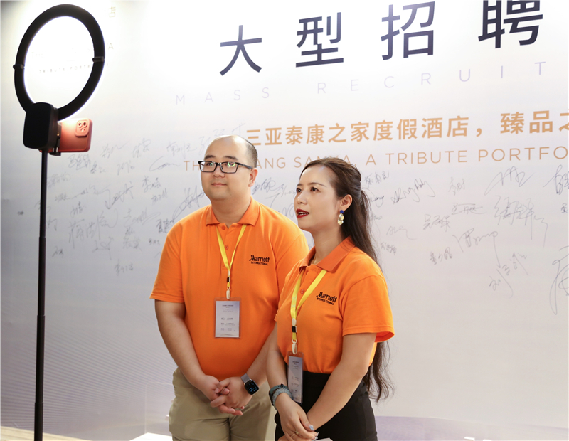 圖5 酒店人力資源總監(jiān)韓世琦先生和市場傳訊總監(jiān)曾穎哲女士主持線上招聘直播 圖5 酒店人力資源總監(jiān)韓世琦先生和市場傳訊總監(jiān)曾穎哲女士主持線上招聘直播