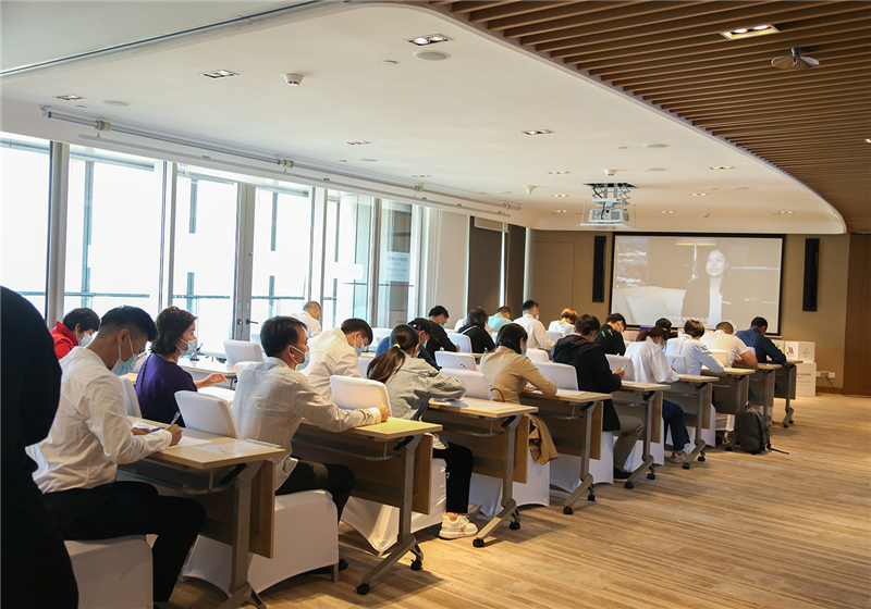 圖3 諸多求職者前來了解及面試 圖3 諸多求職者前來了解及面試