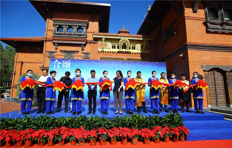 1   1月28日，主題為“合頌”的唐卡非遺藝術展在三亞南山非遺中心開幕