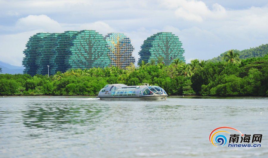 三亞河上的動力觀光船。南海網記者 沙曉峰攝.jpg